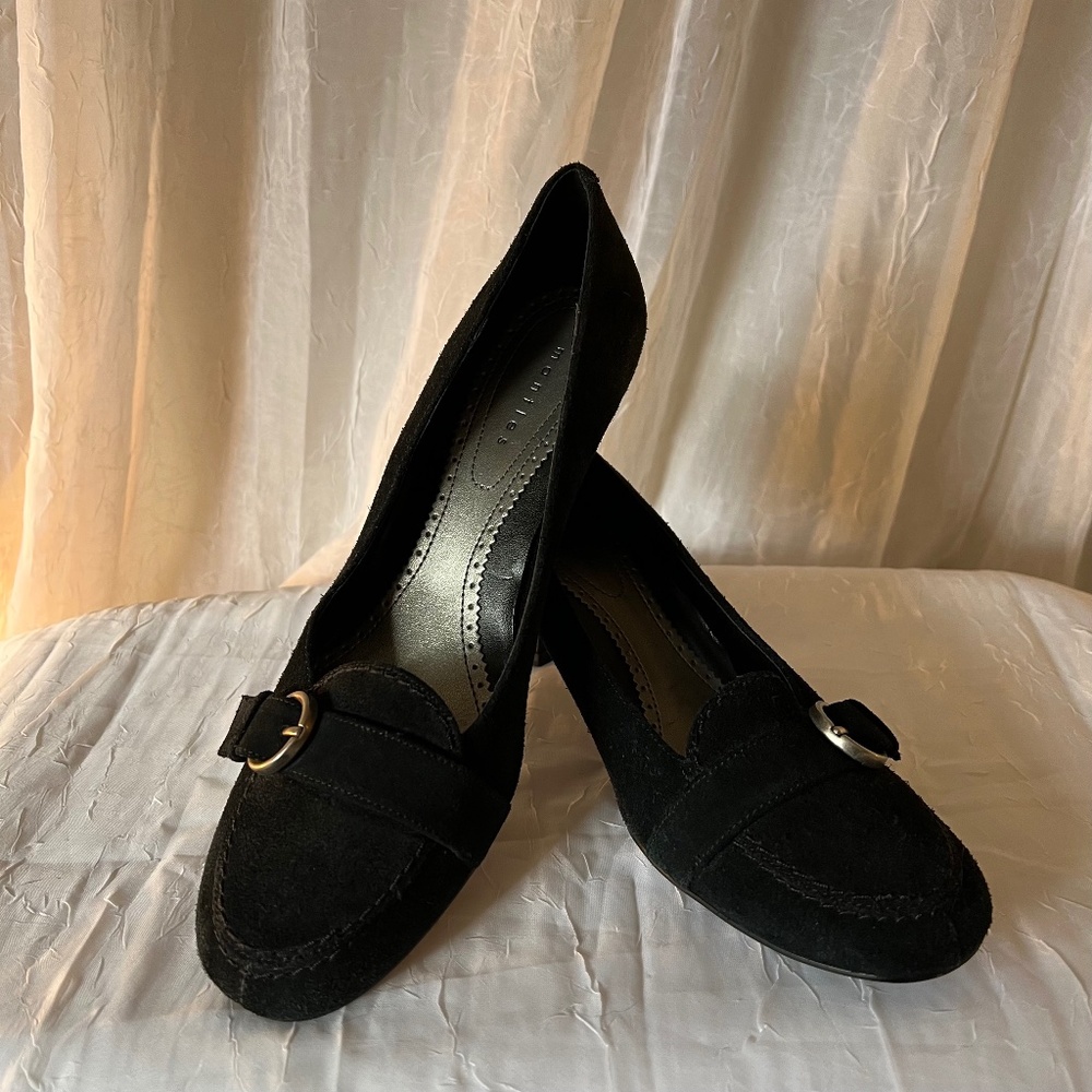 MANTLES Black Suede Pumps